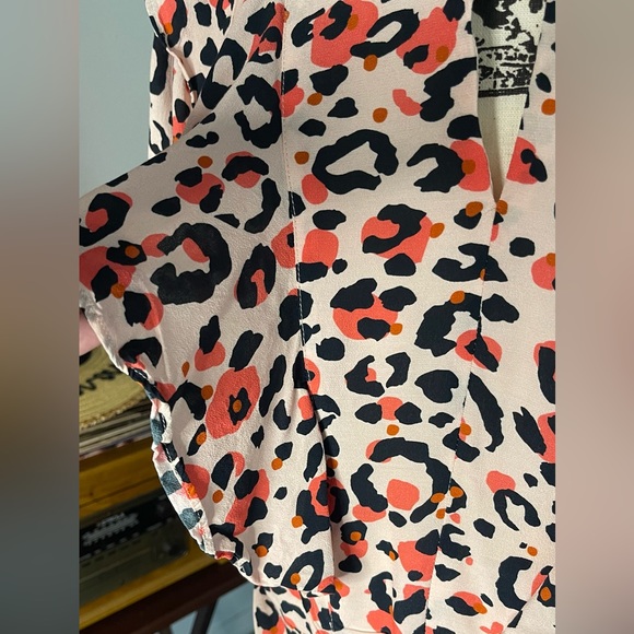 Ted Baker - Beautiful and Feminine Animal Print Blouse with V-neck - Picture 13 of 14